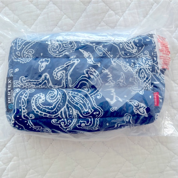 Supreme Puffer Pouch, blue paisley, 1.5 L NWT - Picture 2 of 3